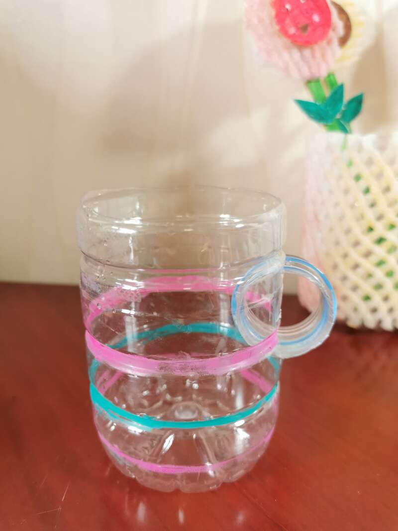 隔离期间孩子用矿泉水瓶制作的水杯