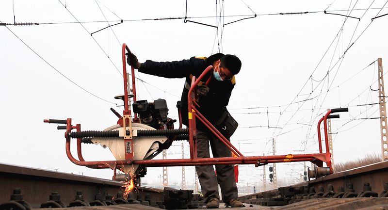 90后师傅马世勇正在对钢轨进行打磨 张金 摄