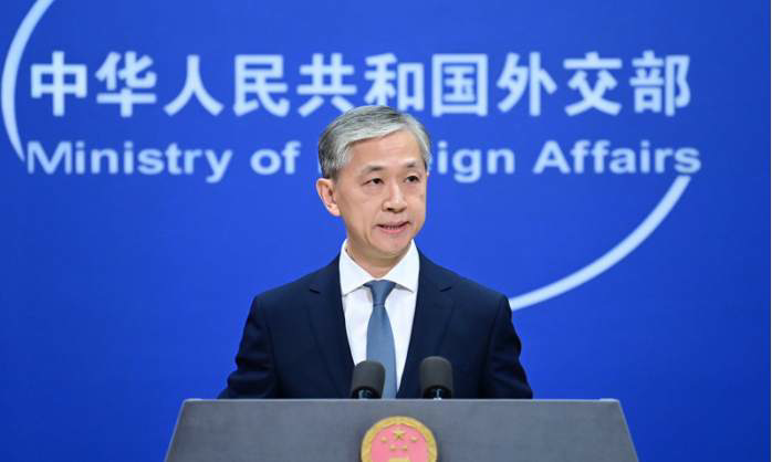 问:加拿大驻华使馆昨晚在其网站上发表声明称,使馆人员订制有关文化衫