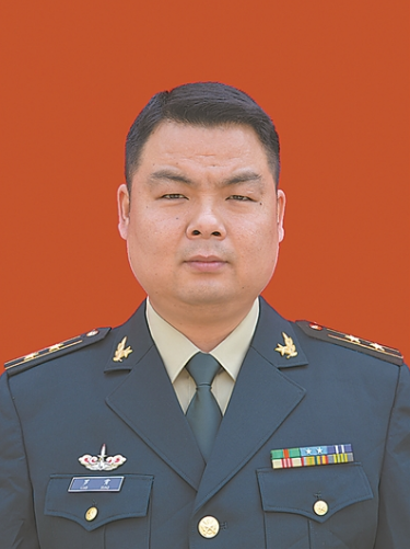 罗霄:甘为人民致富筑坦途