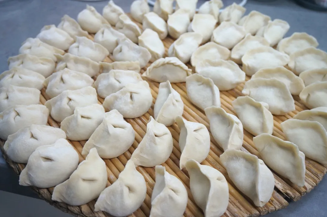 小小学子"过年饺" 浓浓校友关爱情