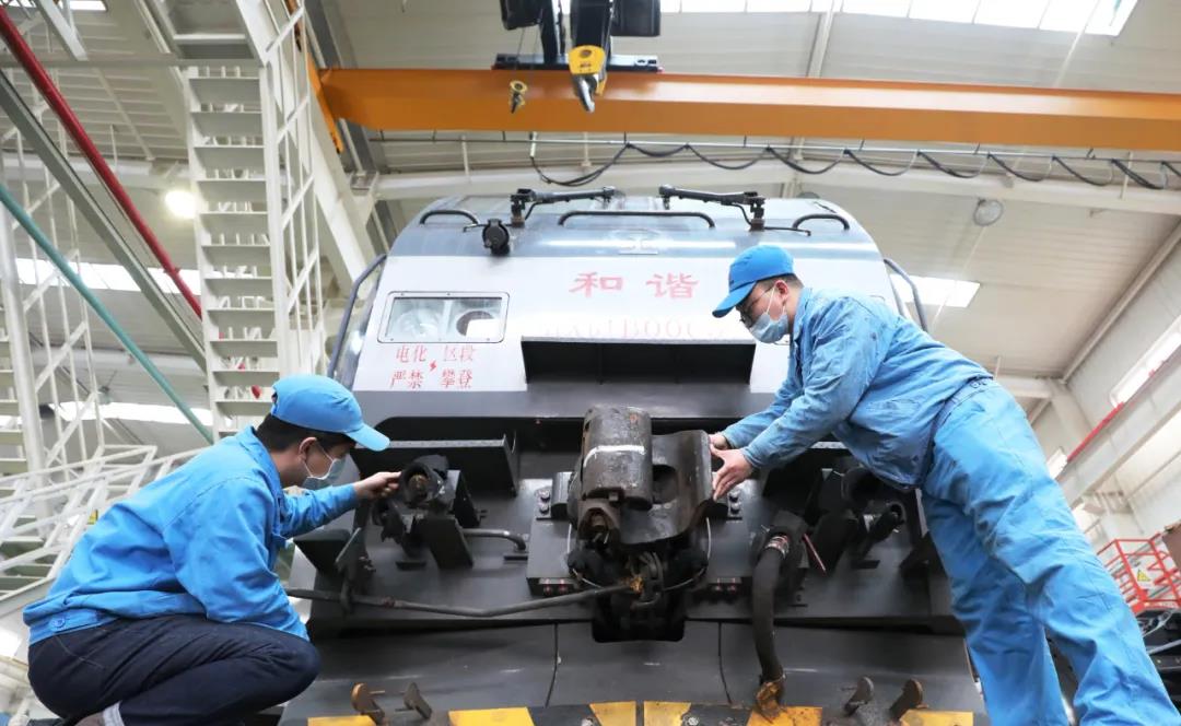 摄)  作为华中地区最大的火车头"4s店",春节期间,武汉大功率机车检修