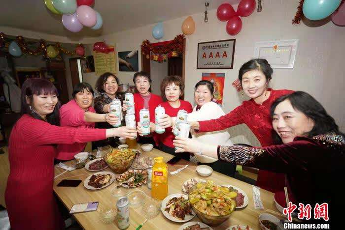 梦雨跟家政工姐妹们一起在北京过年。受访者供图。
