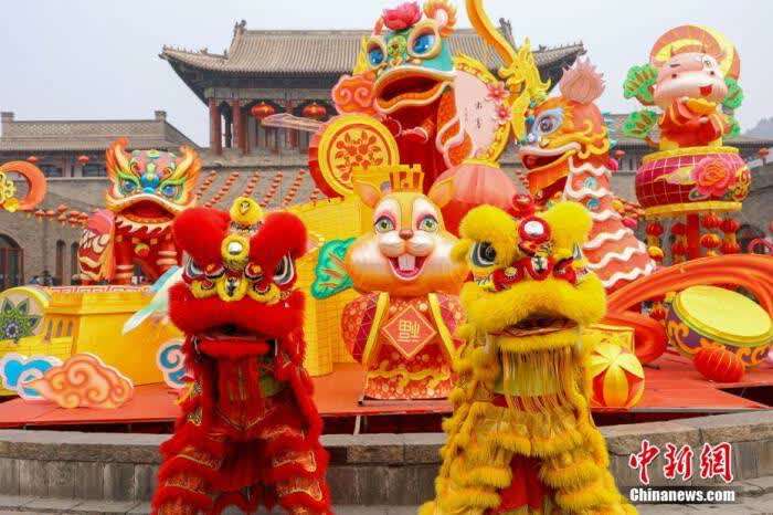 图为春节期间，游客在长城脚下体验节庆民俗。 <a target='_blank' href='http://www.chinanews.com/'><p  align=