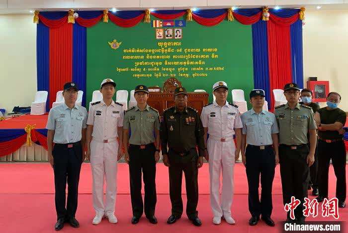 图为中柬双方人员合影。使馆提供