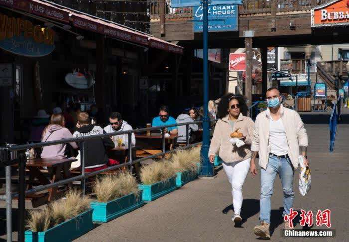 当地时间2月5日，民众在美国加州旧金山知名景点39号码头用餐。加州于今年1月下旬解除了“居家令”限制，各县的餐厅以及个人护理等商业可以重新开放。<a target='_blank' href='http://www.chinanews.com/'><p  align=