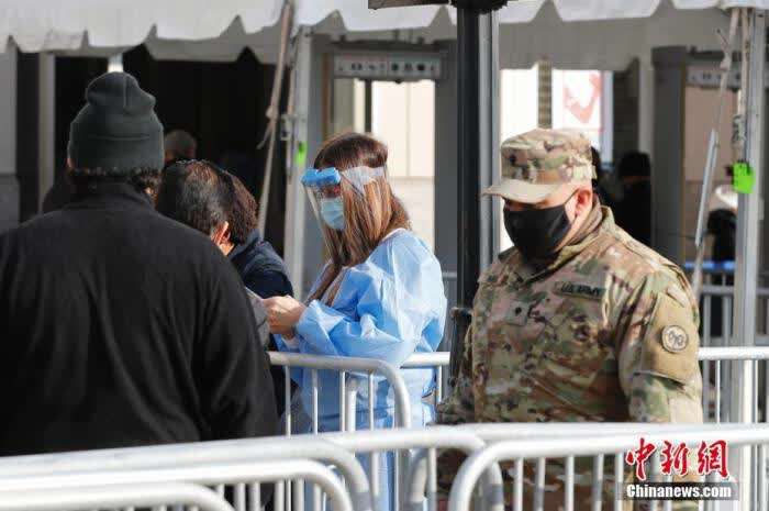 当地时间2月5日，纽约洋基球场新冠疫苗接种点工作人员接待市民。当日，纽约洋基球场作为新冠疫苗大规模接种点启用。据悉，洋基球场接种点只面向纽约布朗克斯区居民开放，计划每周接种15000人。<a target='_blank' href='http://www.chinanews.com/'><p  align=