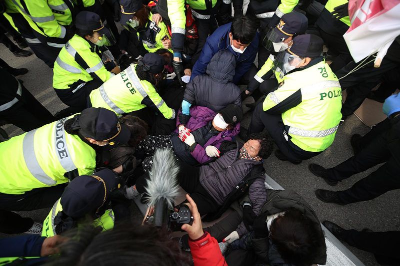韩国又向萨德基地运物资 42辆车强行驶入民众警方爆发混战