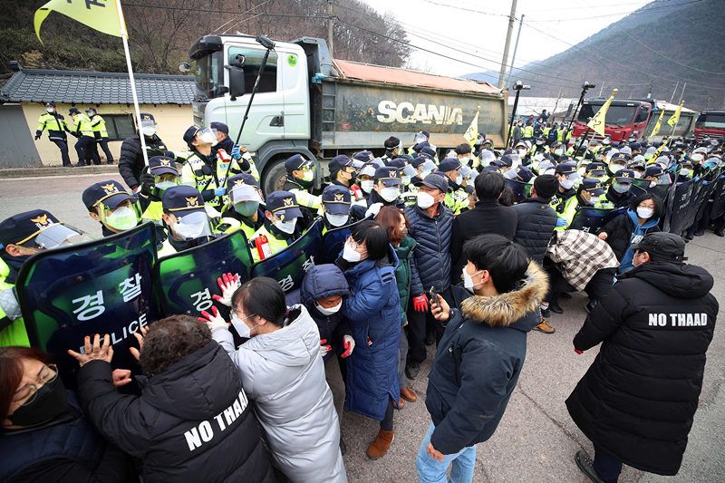 韩国又向萨德基地运物资 42辆车强行驶入民众警方爆发混战