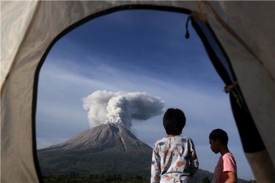 1/5當地時間2021年3月11日,印尼北蘇門答臘島karo錫納朋火山噴發,引來