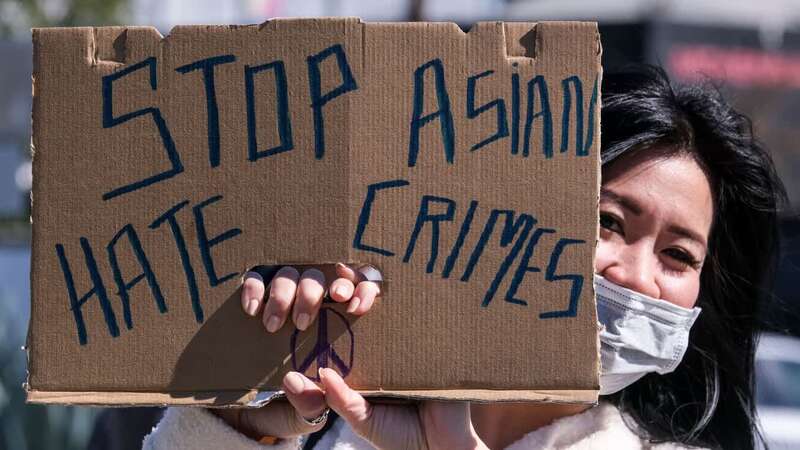 了美国历史上的排华法案以及二战期间强制关押日裔美国人等事实后指出