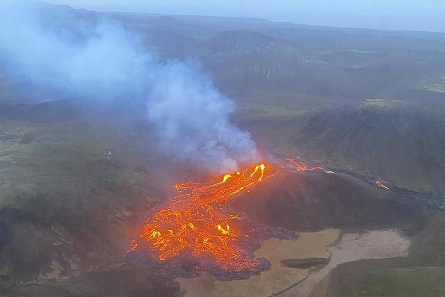 冰岛西南部火山800年来首次喷发 科学家抵达进行研究