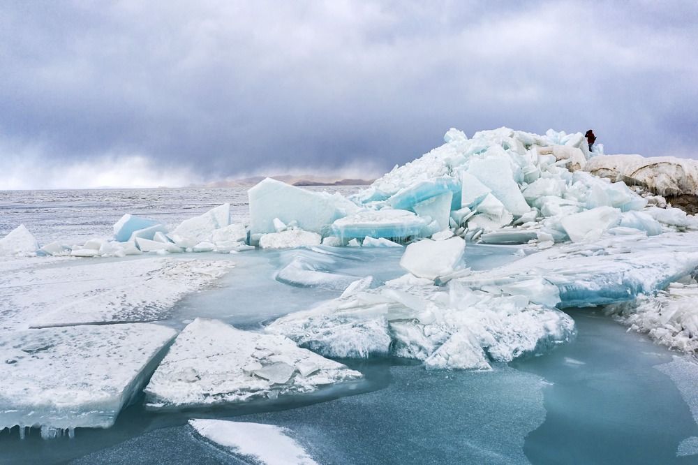 纳木措出现蓝色冰裂景观