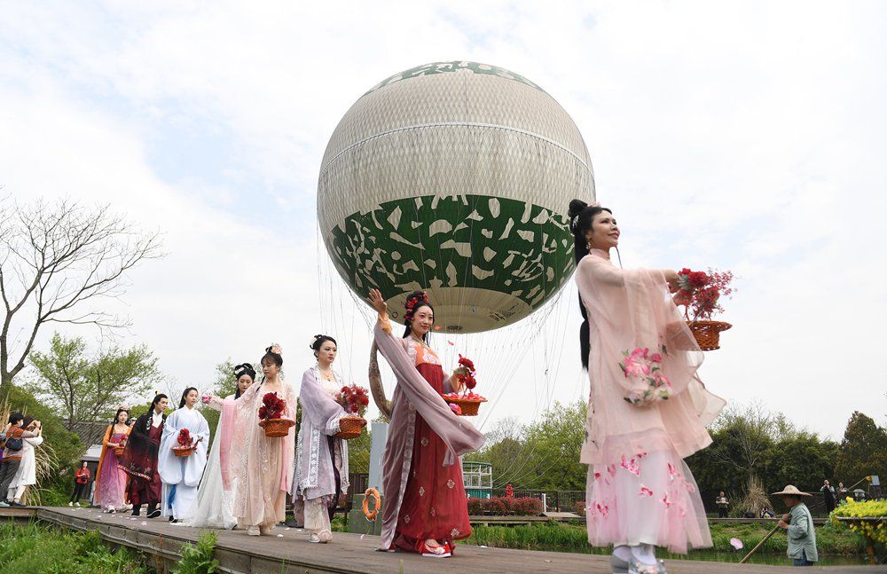 当日,2021杭州西溪花朝节在浙江杭州西溪国家湿地公园启幕,众多汉服