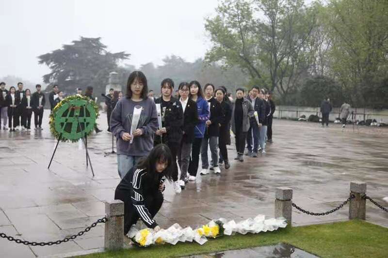 南京晓庄学子雨花烈士陵园祭拜英烈