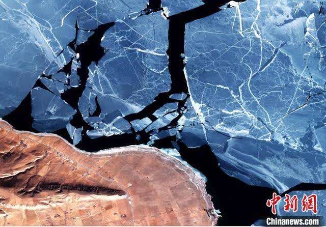 卫星图像观察青海湖:"高原蓝宝石"开裂,出现大量浮冰