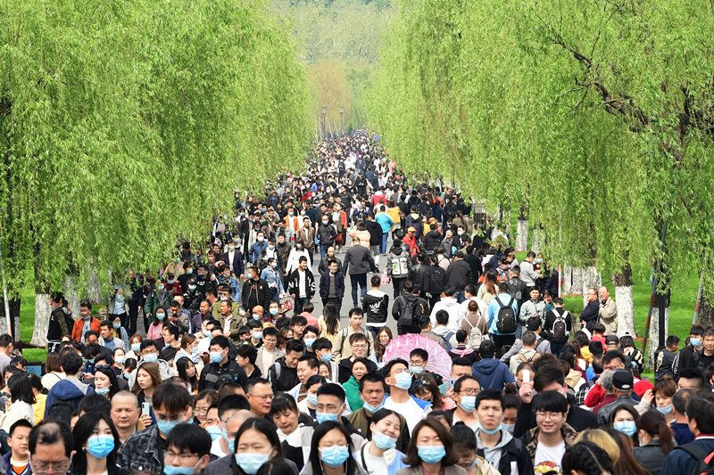 清明小长假各地景区人山人海