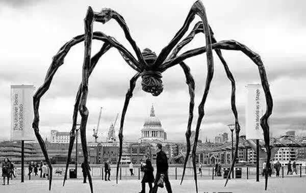 是路易丝·布尔乔亚晚年时创作的重要作品,这个大蜘蛛的名字叫"母亲"