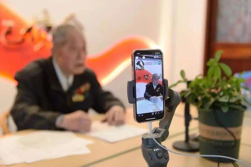 胸怀千秋伟业恰是百年风华快来看南湖93岁抗战老兵的第一次网络直播