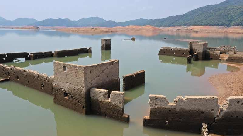 近日,广东河源枫树坝水库因水位降低,库底出现疑似古代建筑.
