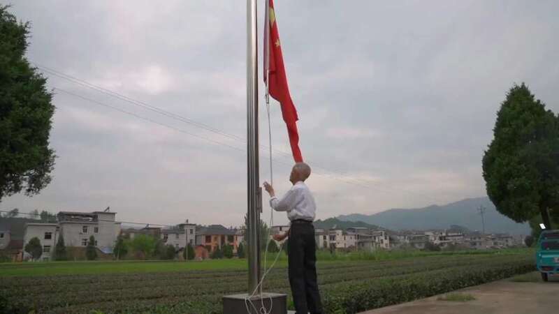 一个人的升旗仪式 他坚持了近年 中青在线