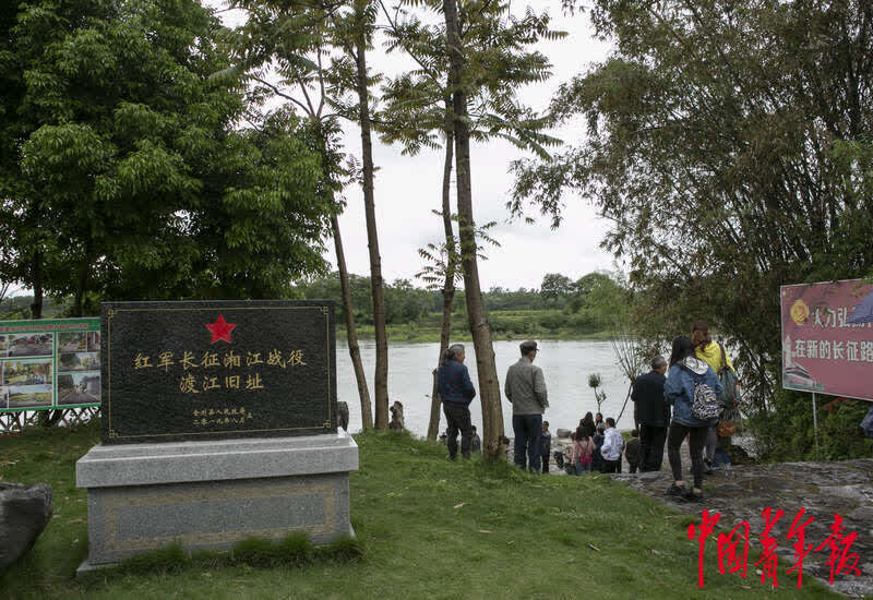 4月26日,广西桂林全州县建安司村,人们在红军长征湘江战役渡江旧址