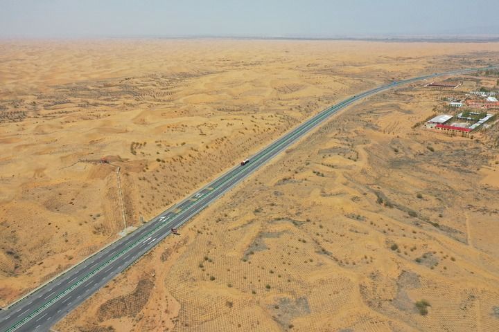 以省道215线为代表的一条条穿沙公路建成通车,让杭锦旗牧民实现了从骑