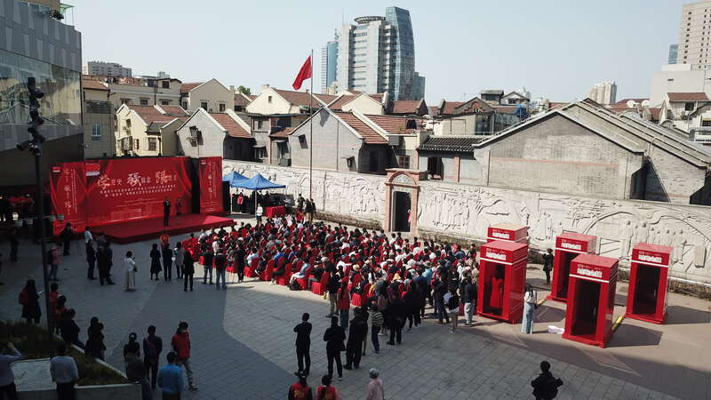 一群青少年在渔阳里广场上演党史快闪整个5月天天开讲