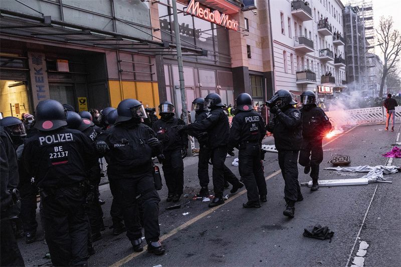 法国骚乱持续中，4.5万警力维稳全国
