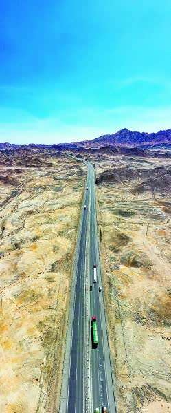 京新高速公路进入新疆哈密的戈壁滩.本报记者 王瑟摄/光明图片