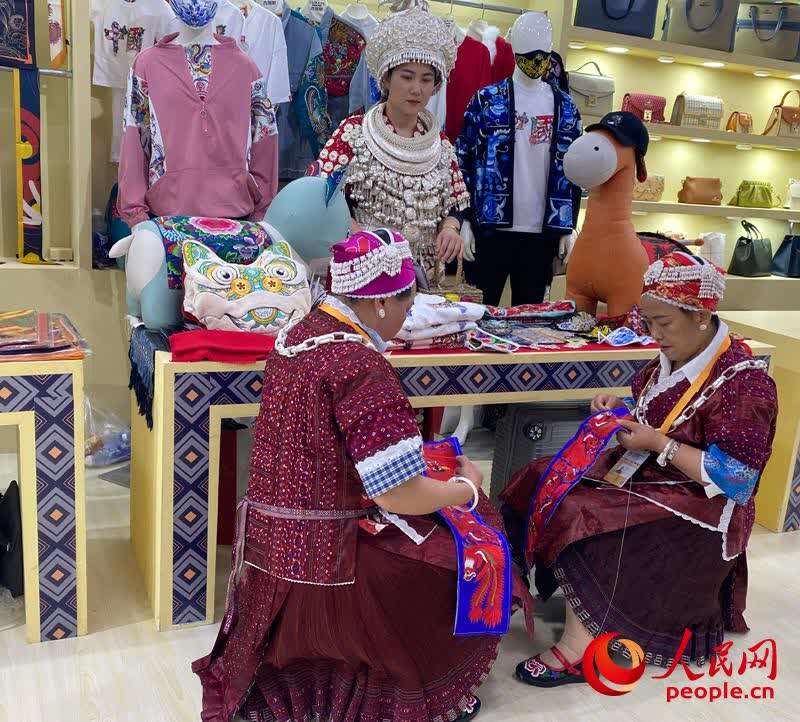 消博会贵州馆内,手工艺人正在制作贵州苗绣。人民网记者 杜燕飞摄