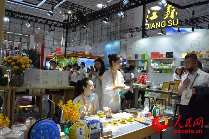 消博会江苏馆,参观观众正在品尝茶品。人民网记者 杜燕飞摄