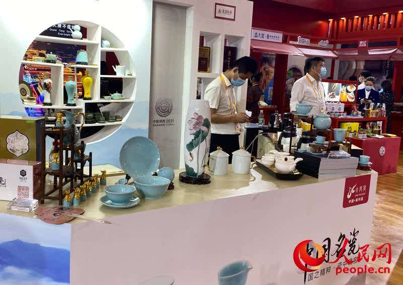 消博会江西馆内,景德镇瓷器引人驻足。 人民网记者 杜燕飞摄