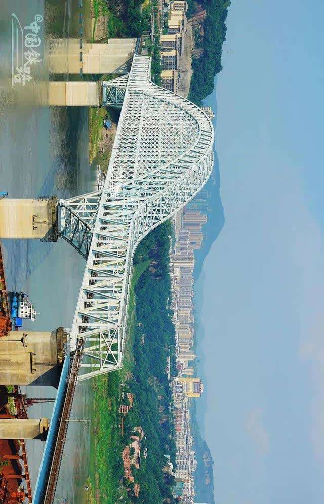 宜万铁路万州长江大桥 位于重庆市万州区城区边缘,主桥为三跨单拱