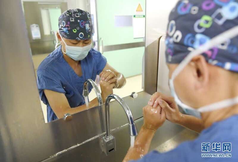 日,福建中医药大学附属第二人民医院主管护师张志恩在外科手术前洗手