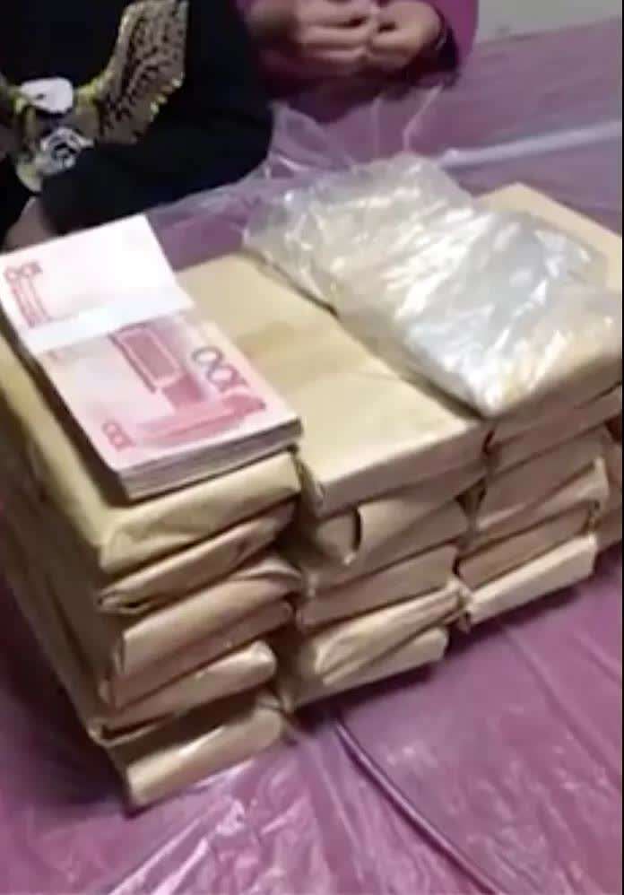 最终,姐姐张晓曦决定自己看守钱款 让弟弟拿着其中一叠钱去给妈妈看