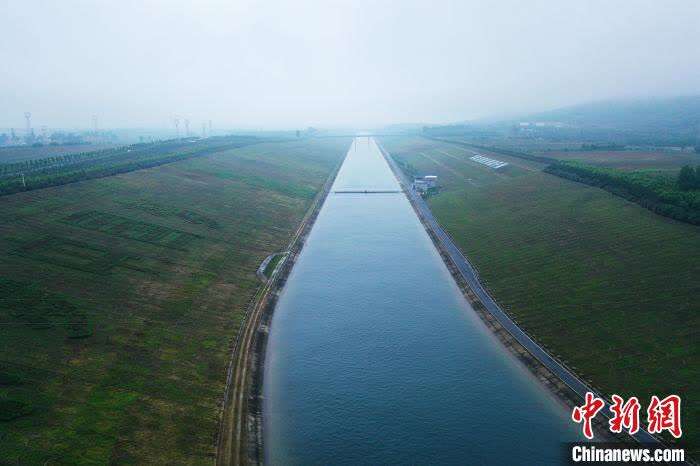 圖為丹江水通過南水北調工程輸送到北方. 李超慶 攝