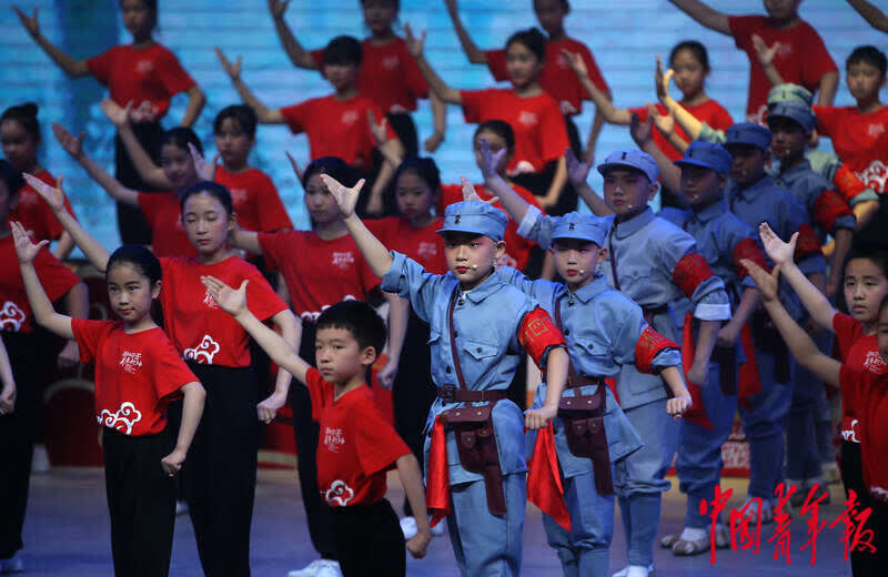 《红星闪闪》唱出儿童心声 百米长卷献礼建党百年