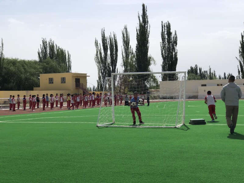 瓦克瓦克村小学，孩子们正在上体育课。