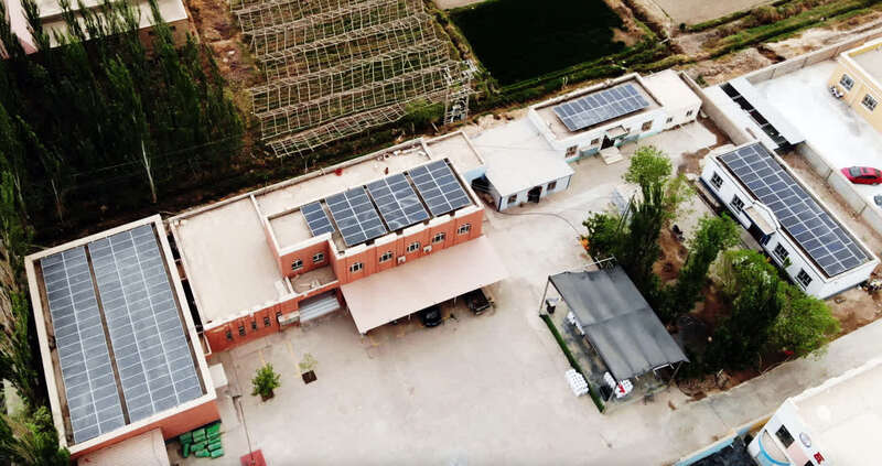 瓦克瓦克村委会屋顶，光伏发电为村民带来了光明，也带来了希望。