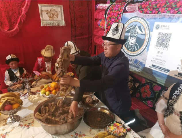 时任巴音库鲁提村第一书记谭轩直播带货。