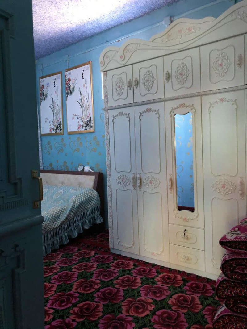 墩艾日克村一户村民家中，床头墙上的画板为电热板，日常可当装饰，冬季可发热御寒。