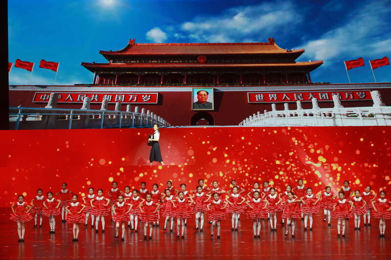 演出以中国共产党百年历史为主线,按时间进程划分为"开天辟地""改天换