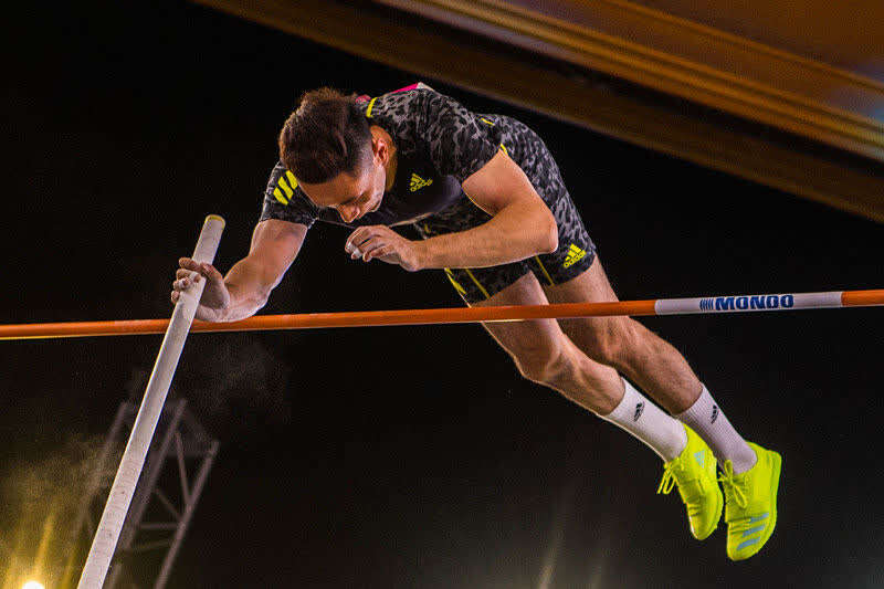 田径街头巡回赛:丁邦超男子撑杆跳高夺冠