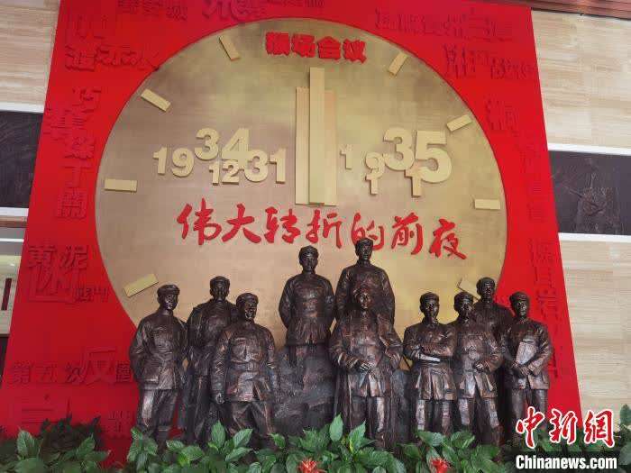 图为猴场会议纪念馆内展出的雕塑。 周燕玲 摄