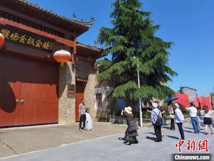 图为游客在猴场会议会址前拍照。 周燕玲 摄