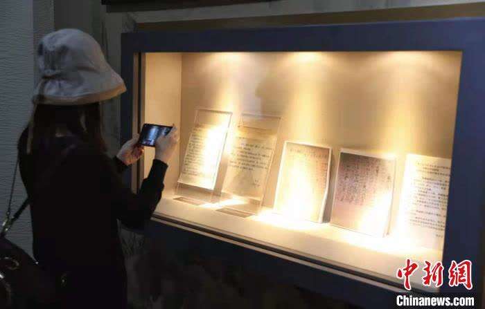 图为游客正在参观中原突围纪念馆 张畅 摄