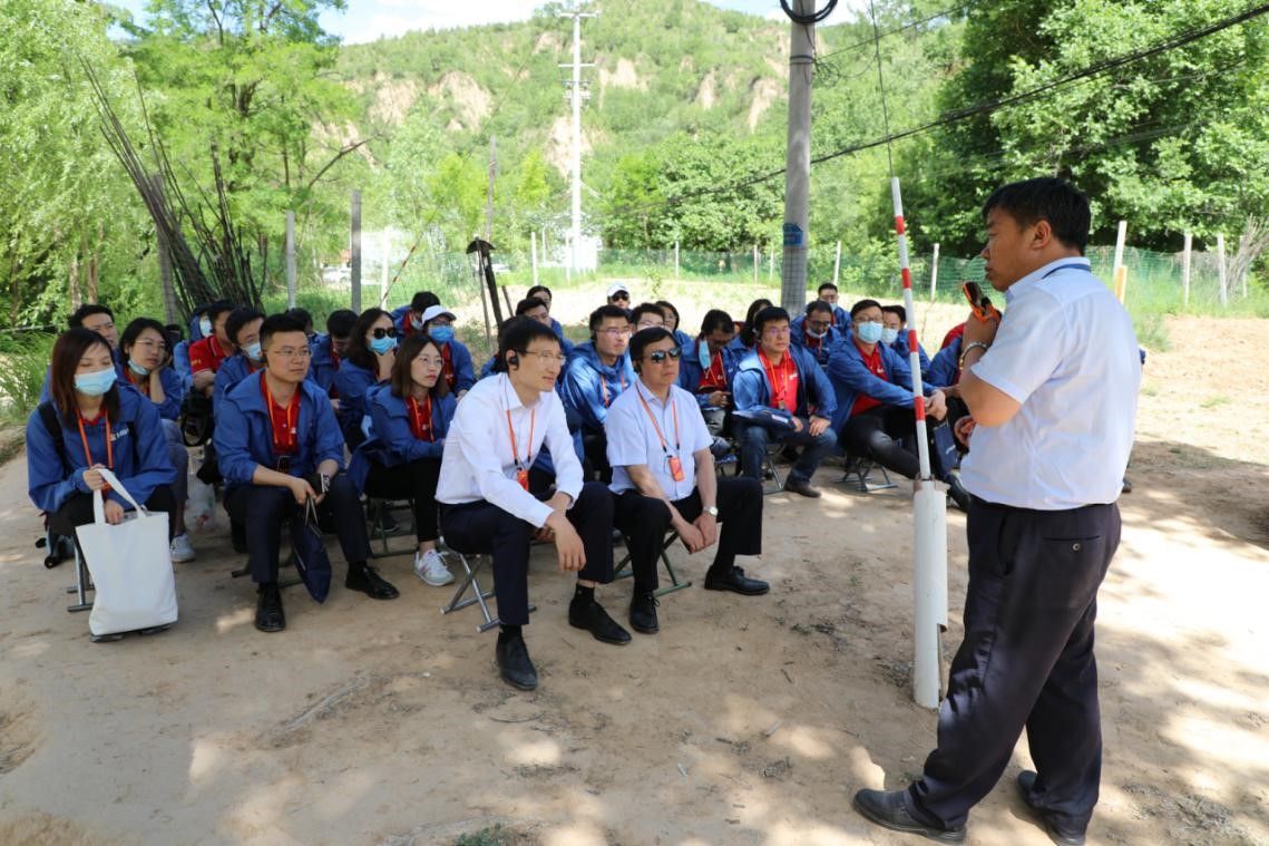 参观梁家河,聆听现场教学