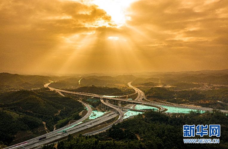 沿着高速看中国紫惠高速穿行粤东北山区宛若玉带