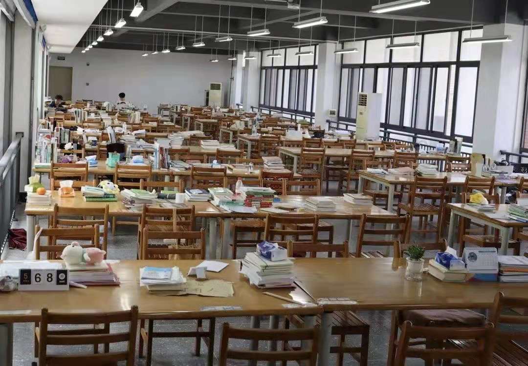 在图书馆中沉于书海,埋头奋斗早出晚归的文华学子,坐在安静的图书馆里